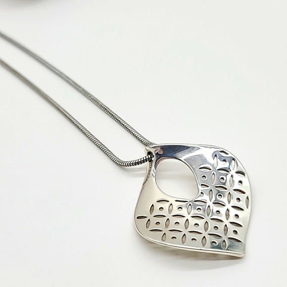 Brighton "GEO TWIRL" Wavd Silver Plated Pendant Neck w Cut-Out Patterned Detail! - Picture 7 of 11